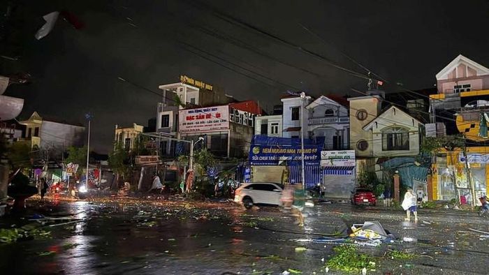  Cơn dông lốc tối ngày 25/8 đã gây nhiều thiệt hại tại phường Lý Thường Kiệt tỉnh Ninh Bình. 