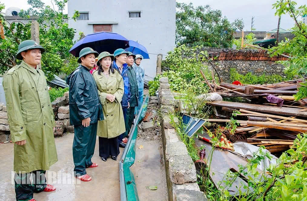 Đồng chí Đinh Thị Lụa, Phó Bí thư Thường trực tỉnh ủy Ninh Bình kiểm tra tình hình thiệt hại và động viên gia đình có người tử vong cùng các hộ dân bị thiệt hại do dông lốc tại phường Lý Thường Kiệt.