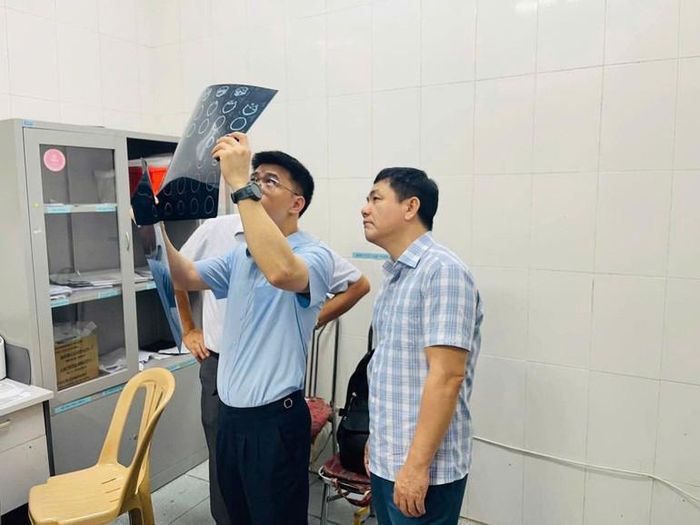  Tiến sĩ, Bác sĩ Phan Anh Phong (bên trái), Phó Giám đốc Sở Y tế tỉnh Ninh Bình có mặt tại Bệnh viện Đa khoa Hà Nam trực tiếp chỉ đạo các phương án cứu chữa người bị thương. 