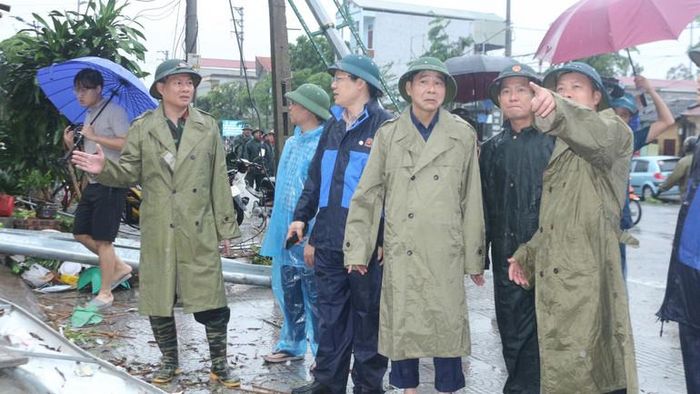  Đồng chí Nguyễn Anh Chức, Phó Chủ tịch UBND tỉnh Ninh Bình kiểm tra tình hình thiệt hại và chỉ đạo công tác khắc phục hậu quả do dông lốc tại phường Lý Thường Kiệt. 